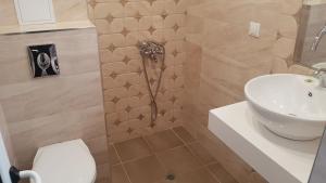 uma casa de banho com um lavatório e um WC em Family Hotel Kedara em Burgas