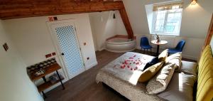 a living room with a couch and a bathroom at Angel Townhouse in London