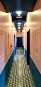 a hallway with ailed floor in a hospital hallway at Angel Townhouse in London