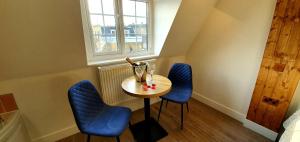 a small table and two blue chairs in a room at Angel Townhouse in London