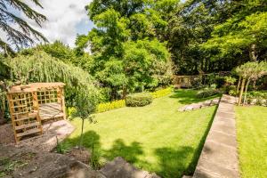 a garden with a fence and a lawn at Hickman Hill Hotel in Gainsborough
