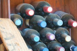un montón de botellas de vino en una bodega en Agroturismo Finca Sa Tanca, en Cala d´Or