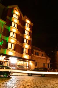 een gebouw waar een auto voor geparkeerd staat bij Samsara Hotel in Antananarivo