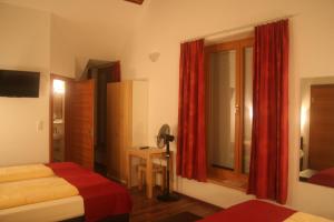 Tempat tidur dalam kamar di Hotel Engl