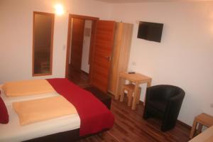 Tempat tidur dalam kamar di Hotel Engl