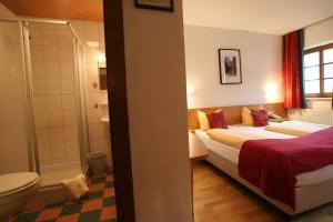 Tempat tidur dalam kamar di Hotel Engl