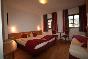 Tempat tidur dalam kamar di Hotel Engl