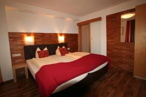 Tempat tidur dalam kamar di Hotel Engl