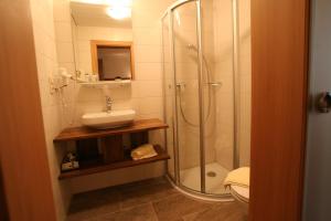 Kamar mandi di Hotel Engl