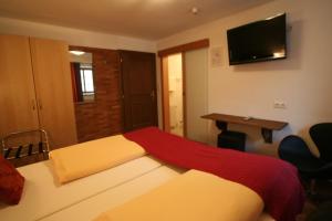 Tempat tidur dalam kamar di Hotel Engl