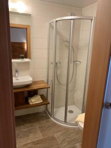 Kamar mandi di Hotel Engl