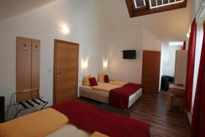 Tempat tidur dalam kamar di Hotel Engl