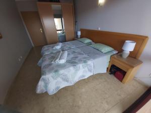 Säng eller sängar i ett rum på PRAIA DA ROCHA Appartement tout confort