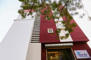 un edificio alto con techo rojo en Hotel Best Inn, en Bhubaneshwar