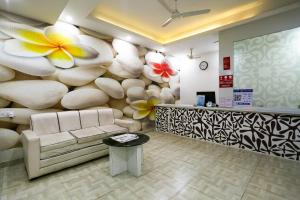 eine Lobby mit einem Wartebereich mit einer Blumenwand in der Unterkunft Hotel Best Inn in Bhubaneshwar