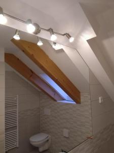 Koupelna v ubytování APARTMÁNY NA VÝSLUNÍ + 37 fotografií