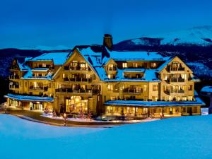 una casa grande con nieve encima en Crystal Peak Lodge By Vail Resorts en Breckenridge