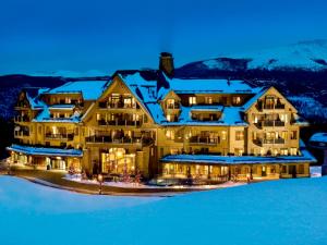 une grande maison recouverte de neige dans l'établissement Crystal Peak Lodge By Vail Resorts, à Breckenridge