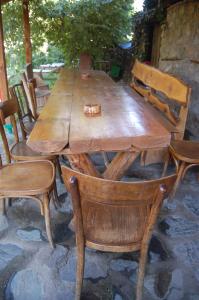 une grande table en bois avec des chaises et une boîte en bois. dans l'établissement Villa Dihovo, à Bitola