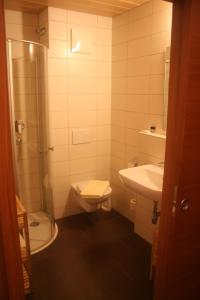 Kamar mandi di Hotel Engl
