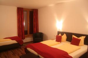 Tempat tidur dalam kamar di Hotel Engl