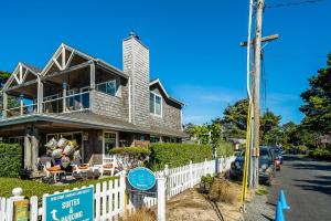 ein Haus auf der Straßenseite in der Unterkunft Sandals Inn | Spa Suite in Cannon Beach