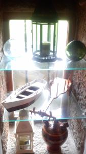 una mesa de cristal con un barco encima en Casa Luz, en Lires