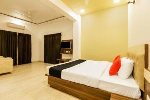 Katil atau katil-katil dalam bilik di Hotel Om Inn - Talegaon Dabhade