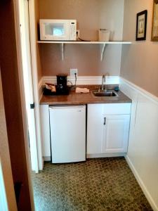 A kitchen or kitchenette at Green Gables Motel & Suites