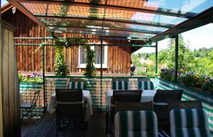 斯塔費爾湖畔穆爾瑙的住宿－拉斯特拉達酒店，庭院里配有桌椅的房间
