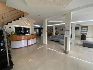 un vestíbulo de un hospital con sofás y una sala de espera en Angra Central Hotel, en Angra do Heroísmo