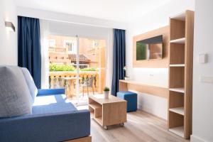 Ein Sitzbereich in der Unterkunft Aparthotel Ciudad Laurel