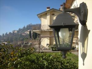 a street light on the side of a building at Bed & Breakfast Sant'Erasmo in Bergamo