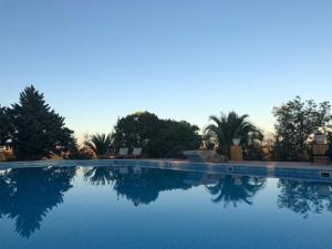 Basen w obiekcie Hotel Bodega el Moral lub w pobliżu