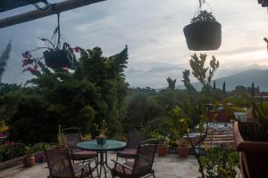 un patio con mesa, sillas y plantas en Casa Familiar, en Antigua Guatemala
