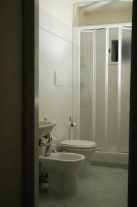 フィレンツェにあるSantacroce 52のバスルーム(トイレ、洗面台付)
