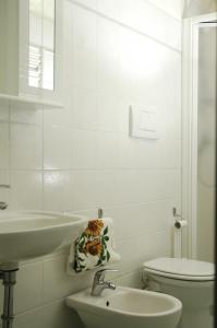 フィレンツェにあるSantacroce 52の白いバスルーム(洗面台、トイレ付)