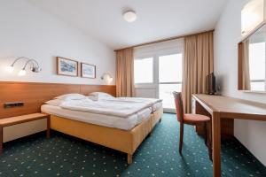 een hotelkamer met een bed en een bureau bij Chalet Montana in Obergurgl