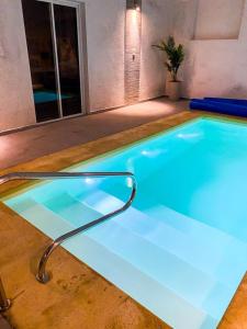 una gran piscina con una luz azul. en Hotel Rivadavia, en Piriápolis