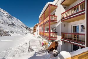 une maison dans la neige avec une montagne dans l'établissement Chalet Montana, à Obergurgl