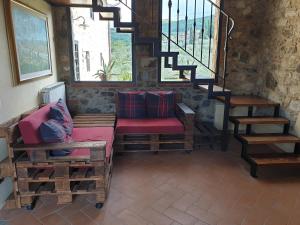 - un salon avec un banc et un escalier dans l'établissement Casa Buriano, à Quarrata