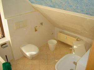 A bathroom at Fewo-Rammenau Monteurunterkunft