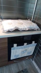 un estante con una cama encima de una mesa en Domus Bolsena, en Bolsena