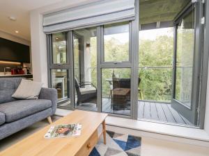 Leven View في أولفيرستون: غرفة معيشة مع أريكة ونافذة كبيرة