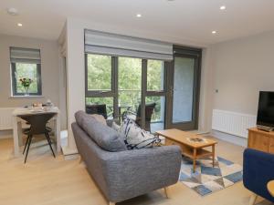 Leven View في أولفيرستون: غرفة معيشة مع أريكة وطاولة