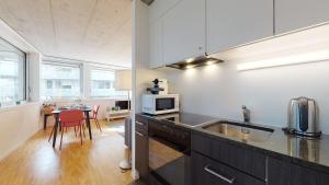 Kuchyň nebo kuchyňský kout v ubytování Bright and luminous 1 bedroom flat in downtown