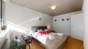 Postel nebo postele na pokoji v ubytování Bright and luminous 1 bedroom flat in downtown