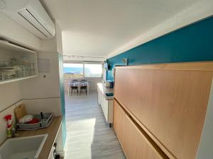 Una cocina o cocineta en Studio front de mer avec vue mer panoramique !