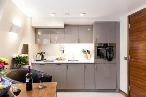 Una cocina o zona de cocina en Suffolk Lane by Blueprint Living