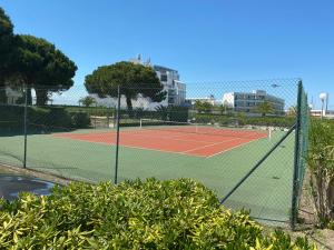 Instalaciones para jugar a tenis o squash en Studio front de mer avec vue mer panoramique ! o alrededores
